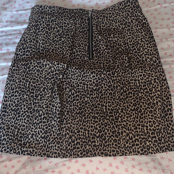 Leopard mini skirt with small side slit🍓🐆!! - Picture 4 of 6